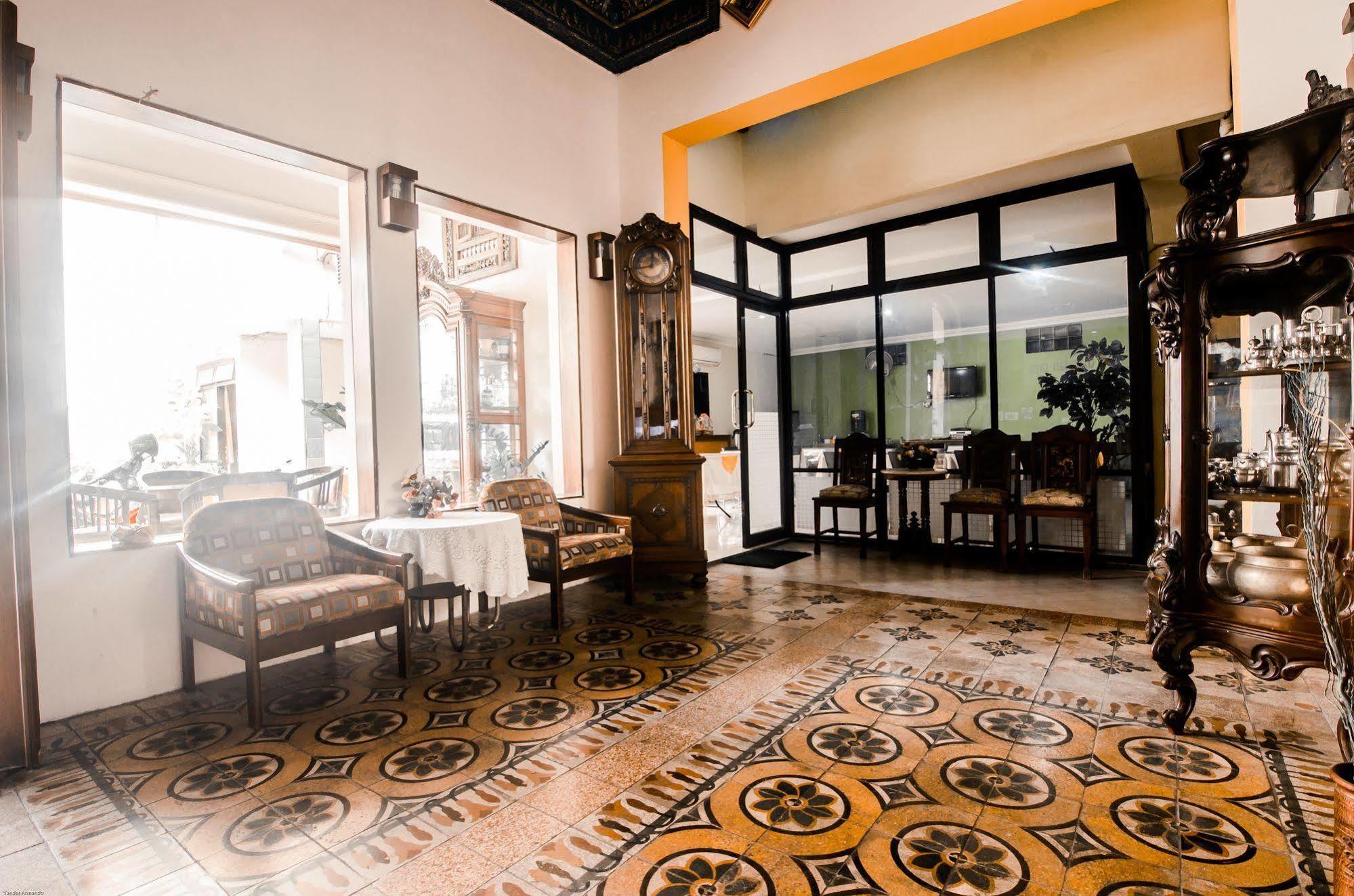 Hotel Keluarga Djagalan Raya Surabaya Ngoại thất bức ảnh