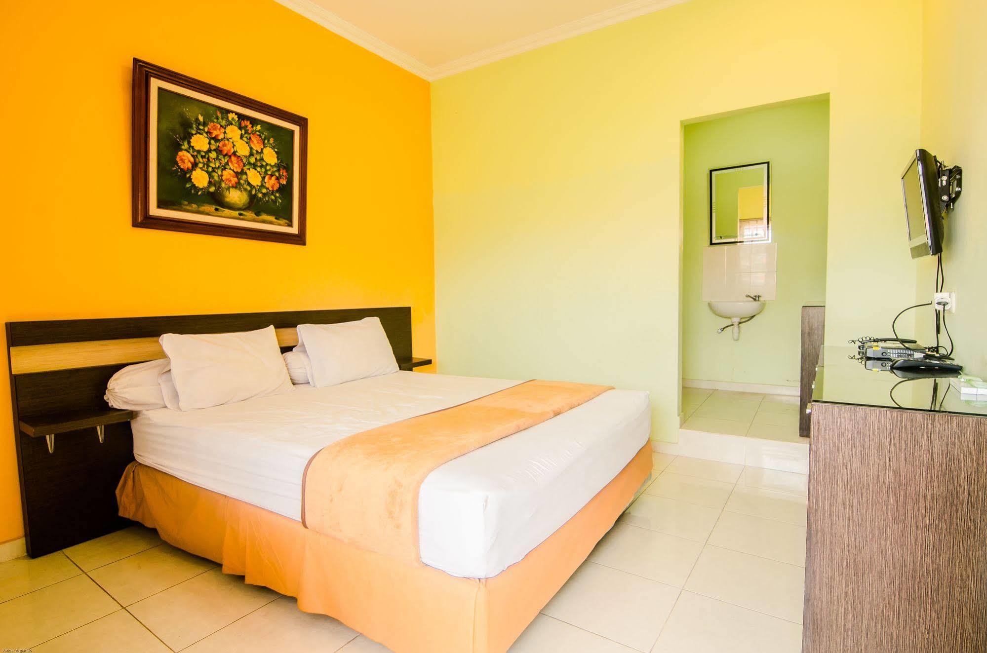 Hotel Keluarga Djagalan Raya Surabaya Ngoại thất bức ảnh