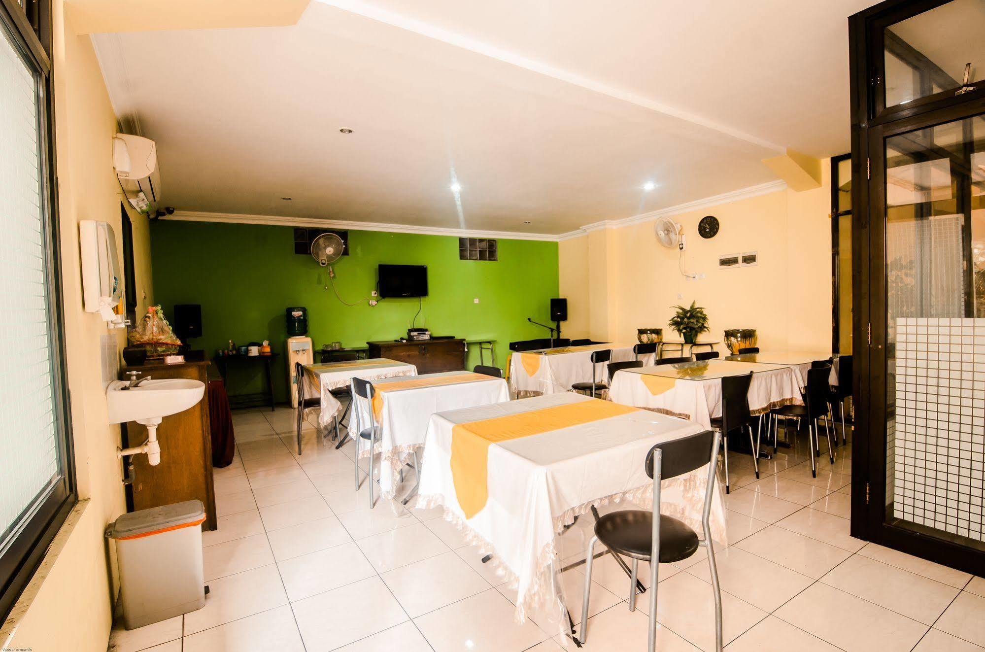 Hotel Keluarga Djagalan Raya Surabaya Ngoại thất bức ảnh